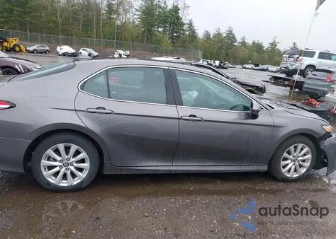 2020 Toyota Camry Le z USA, uszkodzony, nr VIN 4T1C11AK9LU996830